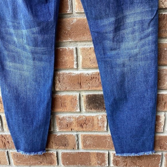 Rosette/ Leopard Distressed Semi - Skinny Leg Jeans ( Size: Large) - Picture 5 of 5